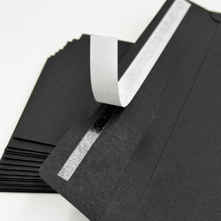 Schwarze Briefumschläge im Format DIN lang = 220 x 110 mm